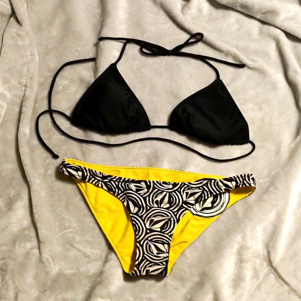 NWOT Reversible Volcom swim bottoms, size small + triangle top black